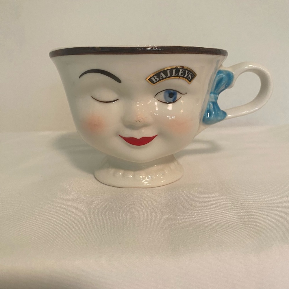 ☘️Vintage Baileys Irish Cream Winking Girl Yum Mug, excellent shape